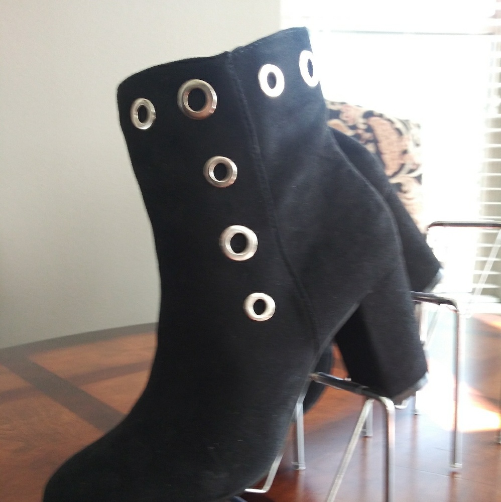 Gorgeous Black Booties Boot Size 9 New in Box